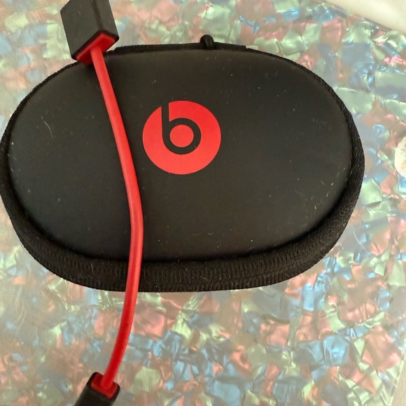 Powerbeats 2 Wireless In-Ear Headphones - Pink/Grey - Picture 2 of 3